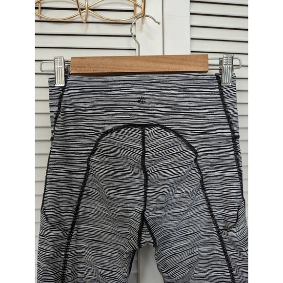 Athleta ultimate capri black white striped XS - Picture 5 of 6